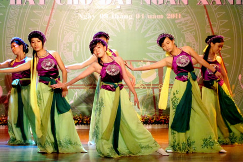Tiết mục biểu diễn văn nghệ múa dân tộc