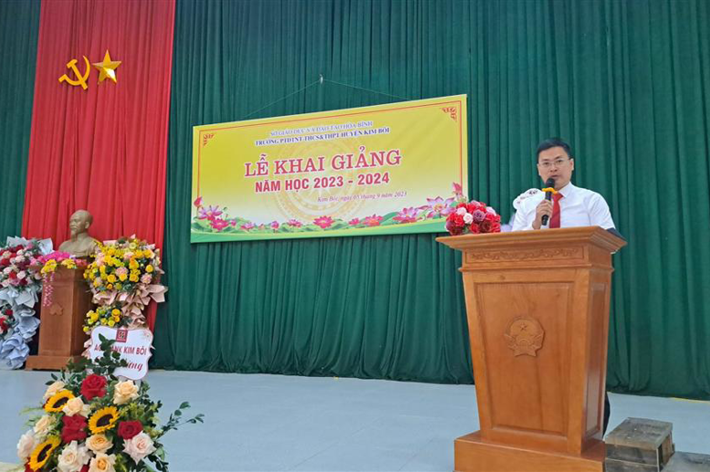 Thầy Nguyễn Trọng Hưng - Phó Bí thư Chi bộ, Phó Hiệu trưởng nhà trường đọc thư của Chủ tịch nước gửi ngành Giáo dục nhân dịp Khai giảng năm học 2023-2024
