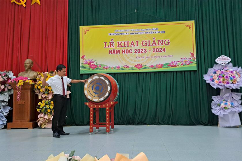  Thầy Lưu Mạnh Cường - Bí thư Chi bộ, Hiệu trưởng nhà trường đánh trống khai giảng năm học 2023-2024