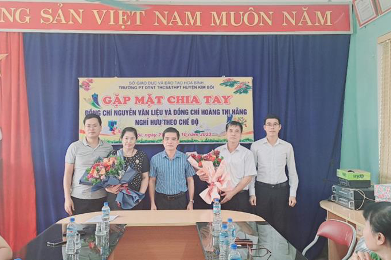 Ban Giám hiệu chụp ảnh lưu niệm với giáo viên, nhân viên nghỉ hưu