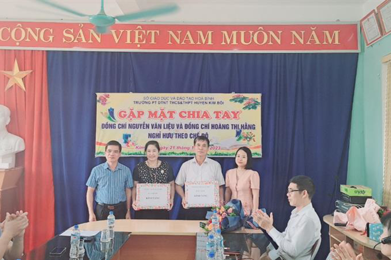 Ban Chấp hành Công đoàn trường chụp ảnh lưu niệm với giáo viên, nhân viên nghỉ hưu