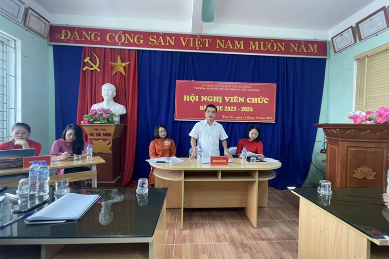 Đồng chí Lưu Mạnh Cường - Bí thư Chi bộ, Hiệu trưởng nhà trường phát biểu khai mạc Hội nghị